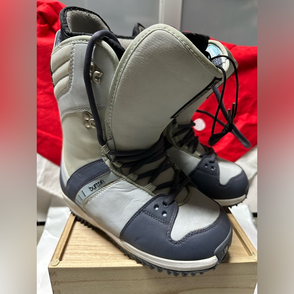 Burton Freestyle women’s snowboarding boots size US 8